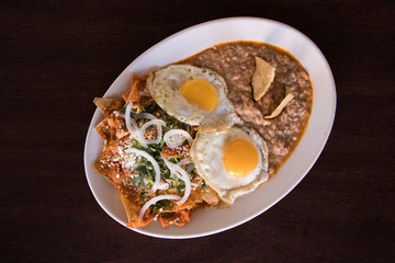 Chilaquiles rojos con huevos estrellados 