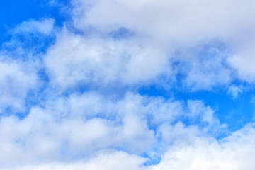 Obraz premium Blue sky with white fluffy clouds