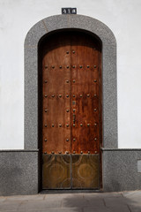 Porta antiga de madeira e ferro
