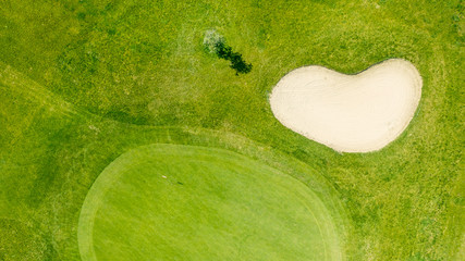 Buraco de campo de golfe, visto de cima - 332539789