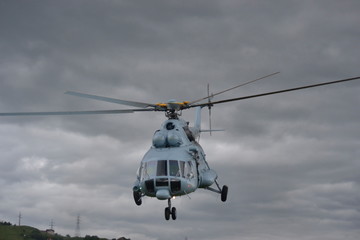 A UN helicopter flies across the field to save people from the flood.