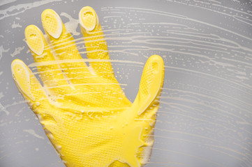 The yellow glove washes and disinfects the surface of viruses with alcohol detergents