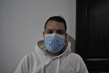 tapabocas, higiene, coronavirus, virus, enfermedad, pandemia, cuarentena, protección, joven con tapabocas, hombre con tapabocas, ocio,  covid19, covid 19