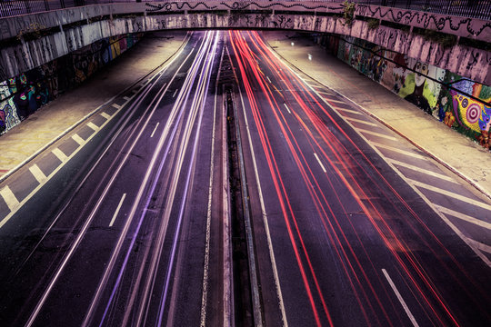 Movimento do tr&acirc;nsito em grande avenida - Avenida Paulista, S&atilde;o Paulo, Brasil