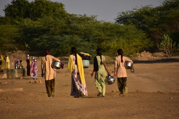 インドのラジャスタン州のジャイサルメール
クーリー村の共同井戸で水を汲むインド人女性
水瓶を運ぶ、村の若い女性達