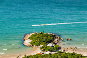 Praia de Bombinhas vista do Morro do Macaco em Santa Catarina, região sul do Brasil