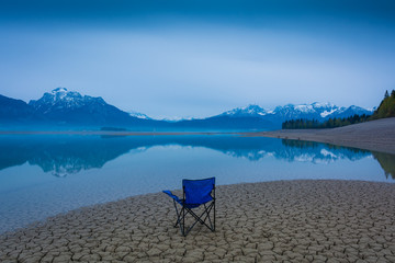 Einsamer Stuhl am See und Berge - Forggensee im Allgäu