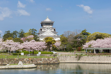 小倉城天守閣と桜