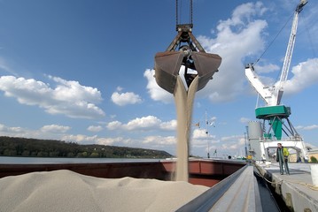 Chargement d'engrais à bord d'un bateau sur le port de Rouen
