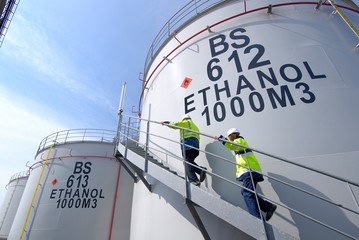 Biocarburant, éthanol, usine Téreos de Lillebonne. Cuves de stockage d'ethanol. Intervention...