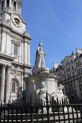 Obraz premium Statue of Queen Anne at outside the west front of St Paul's Cathedral in sunny day, London, UK