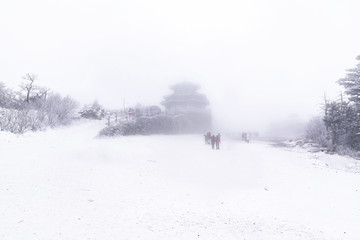 눈으로 덮힌 덕유산의 겨울풍경