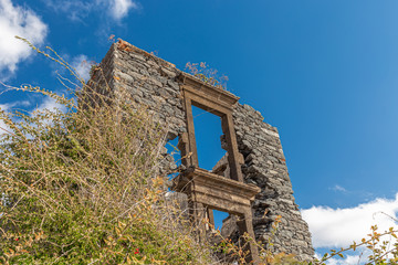 Ruine eines ausgebrannten Gebäudes auf Madeira