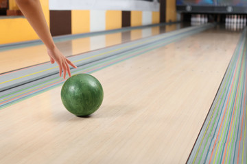 Naklejka premium Woman playing bowling in club
