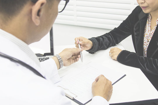 The Doctor Is Giving ST Patients A Document To Consent To The Treatment Of Cancer.