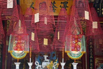 traditional chinese temple in hoi an