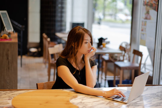 テレワーク / カフェでラップトップ(ノートパソコン)を見ている若い日本人女性 / Young Japanese woman looking at laptop in cafe　自粛, おうち時間, 読書 stayhome  リモートワーク