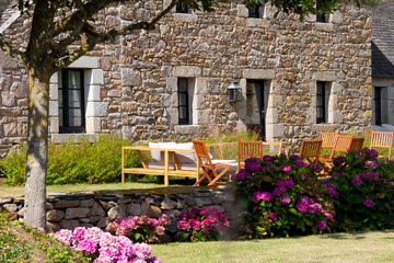 Terrasse et salon de jardin en Bretagne, France.
