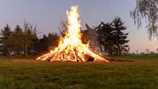 traditionelles Osterfeuer in der N&auml;che fon Rostock