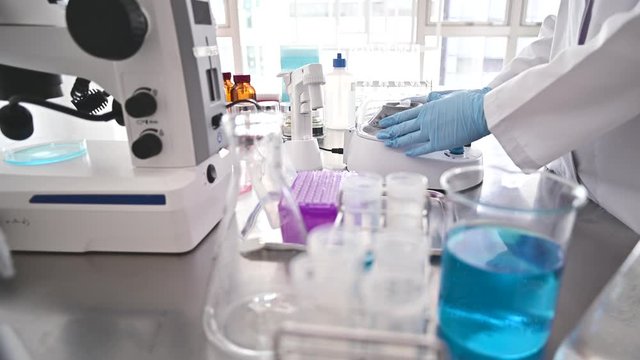 遠心分離機にチューブをセットする様子