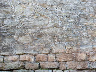 Burgmauer aus Natursteinen von Schloss Marienburg im Stil der Neogotik