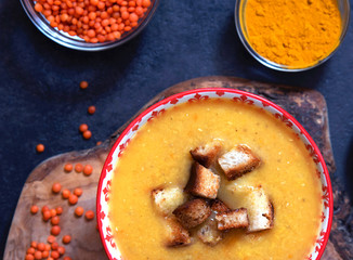 Lentil puree soup with homemade crunches. Healthy Eating