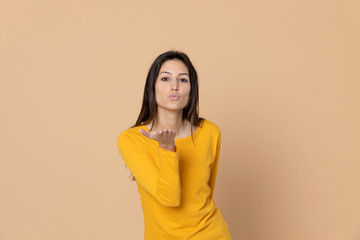 Obraz premium Attractive young girl wearing a yellow T-shirt
