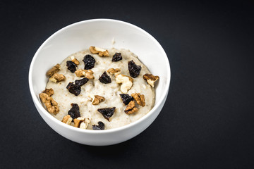 We boiled the milk with the oats and added the plums and walnuts. Oatmeal recipe with walnuts, prunes, cinnamon and sugar.