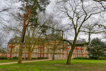 Fototapeta na wymiar Park mit Bäumen an einem Barockschloss in Münster