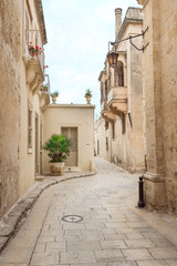 Fototapeta na wymiar Typical narroTypical narrow street in former capital of Malta - Mdina