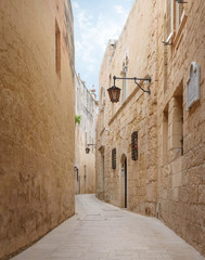 Obraz premium Narrow street of a former capital of Malta - Mdina