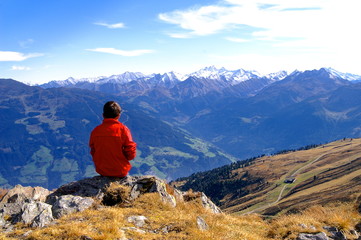 Fototapeta na wymiar Junge vor Alpenpanorama