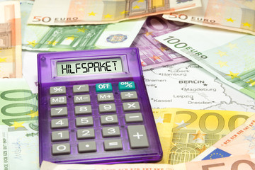 Euro Geldscheine, Karte von Deutschland, Taschenrechner und Hilfspaket für die Wirtschaft