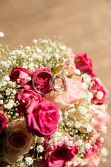 pinker Brautstrauß mit Ringen und Schleierkraut closeup
