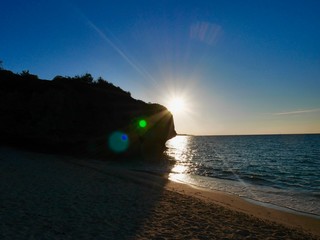 岩の向こうから輝く太陽