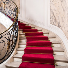 Montée d'escalier d'un immeuble hausmannien