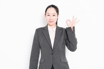 OKサインを作る女性