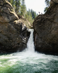 Buchenegger Wasserfälle im Sommer, Mann steht am Fels, Allgäu, Deutschland