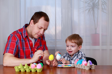 Naklejka premium boy and dad paint eggs
