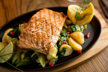 Salmon fillet with gratinated potatoes, leek and spinach