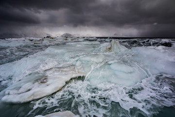 Arktyczny sztorm na południowym Spitsbergenie - obrazy, fototapety, plakaty