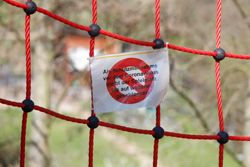 Spielplatz Polizeiabsperrung mit Schild 