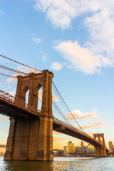 Fototapeta premium Vistas del puente de Brooklyn al atardecer