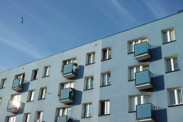 Niebieski blok mieszkalny w Płocku