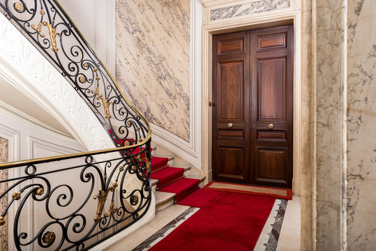 Palier et mont&eacute;e d'escalier d'un immeuble hausmannien