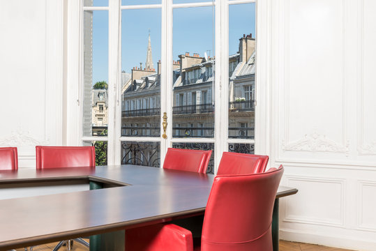 Salle de r&eacute;union avec vue sur Paris