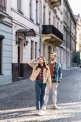 Obraz premium Selective focus of happy couple smiling in city