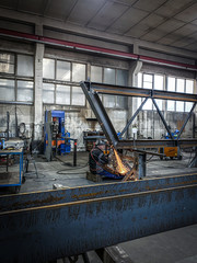 Profile schweißen in der Werkhalle