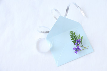 スミレの花束と封筒とリボン