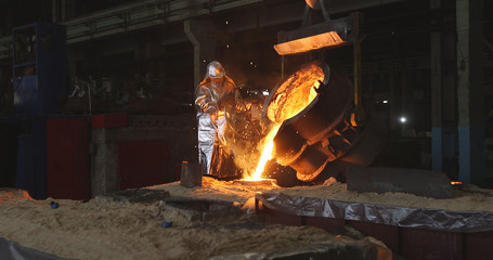 The molten metal is poured into the mold. Melting furnace for cast iron and steel and liquid metal.